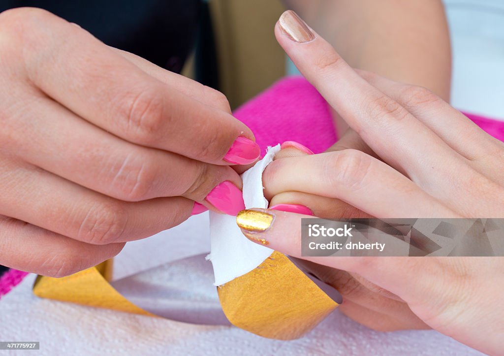 Женщина руки на маникюр - Стоковые фото Взрослый роялти-фри