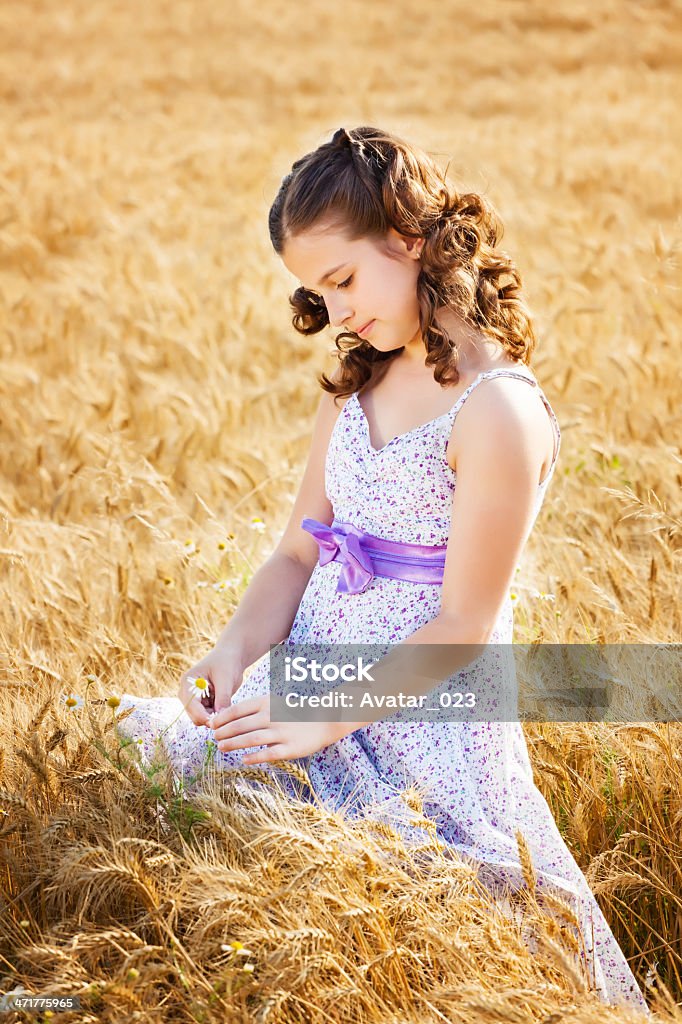 少女の小麦のフィールド - 10歳から11歳のロイヤリティフリーストックフォト