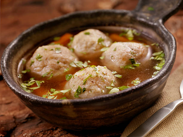 matzah zupa z piłką - matzo ball hebrew script food dumpling zdjęcia i obrazy z banku zdjęć