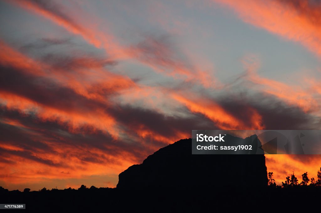 Słońca Dramatyczne niebo Courthouse Butte - Zbiór zdjęć royalty-free (Alpenglow)