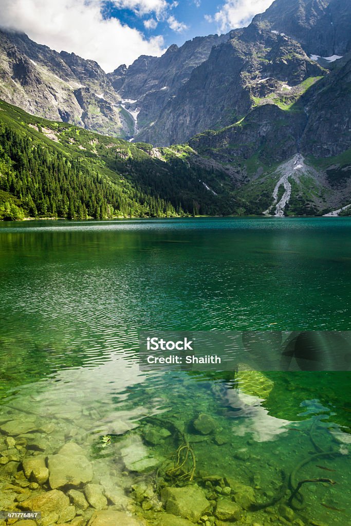 Lago de montanha no fundo das montanhas rochosas - Foto de stock de Atividade Recreativa royalty-free