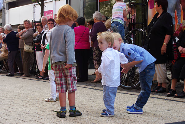 bambini guardare la parata musicale - big day out foto e immagini stock