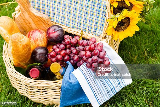 Photo libre de droit de Piquenique banque d'images et plus d'images libres de droit de Fruit - Fruit, Panier de pique-nique, Aliment