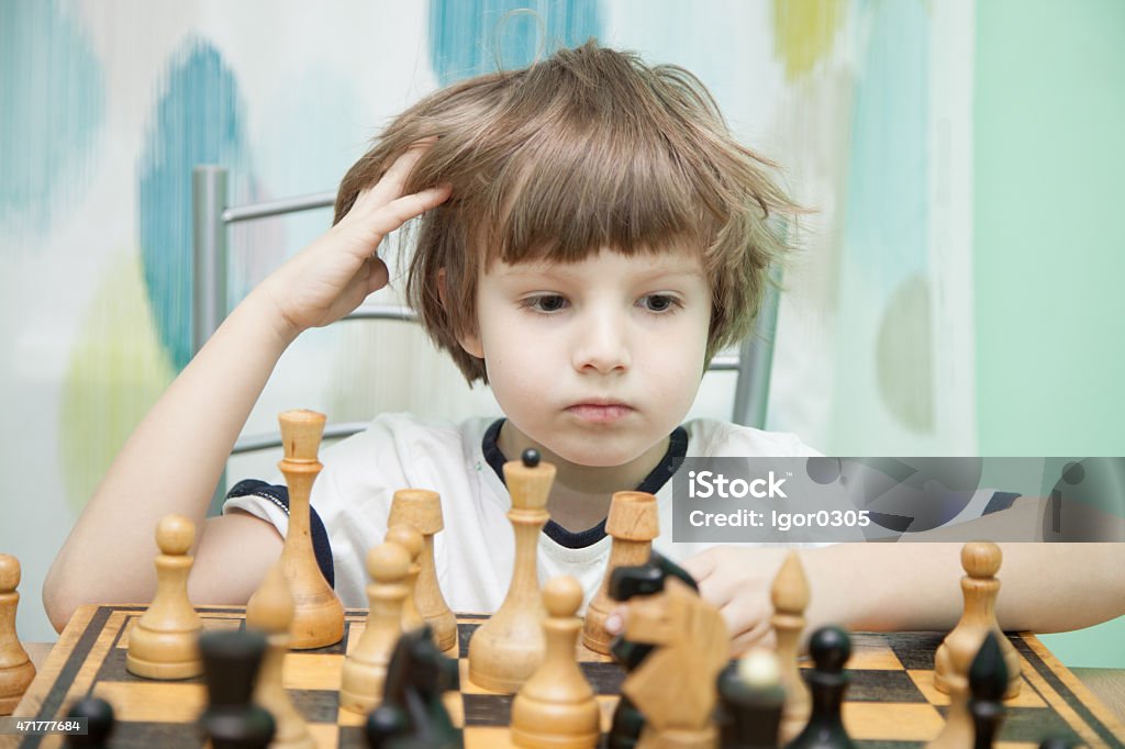 Junge spielt Schach - Lizenzfrei Kind Stock-Foto