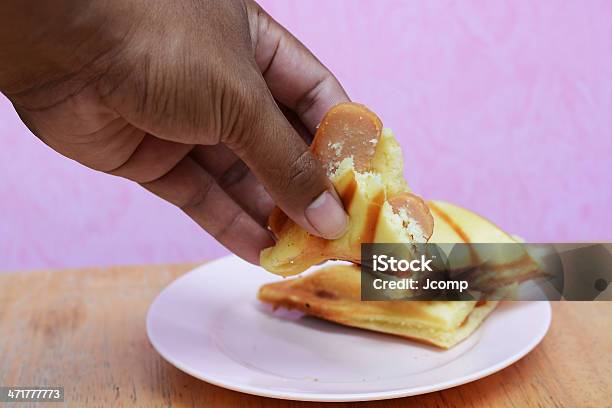 Photo libre de droit de Main Avec Pain À La Saucisse De Matin banque d'images et plus d'images libres de droit de Aliment - Aliment, Alimentation lourde, Avoir faim