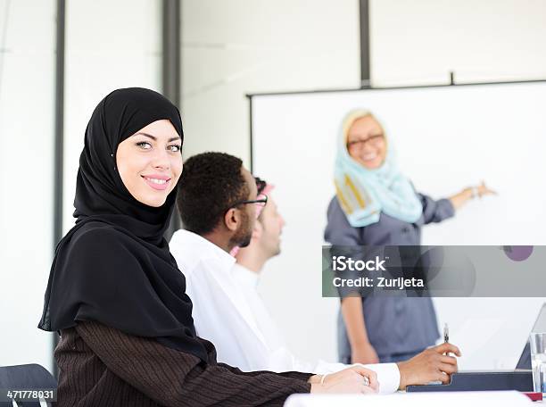 Oriente Medio De Personas Tener Una Reunión De Negocios En La Oficina Foto de stock y más banco de imágenes de Oriente medio