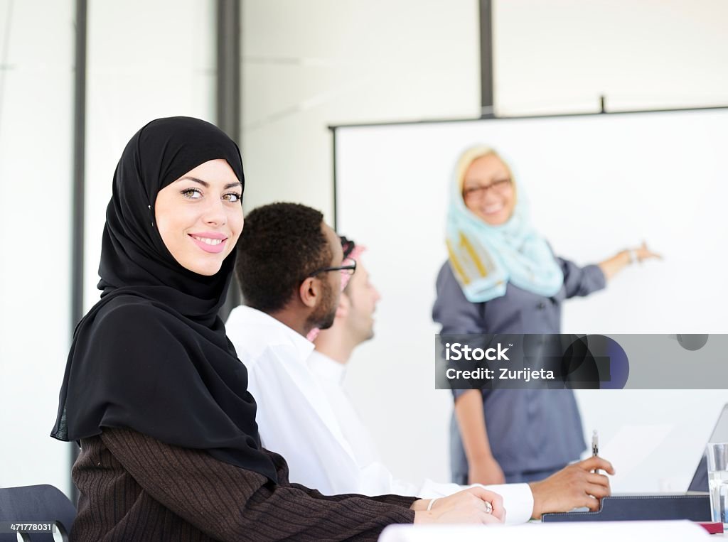 Médio Oriente pessoas tendo uma reunião de negócios no escritório - Royalty-free Médio Oriente Foto de stock