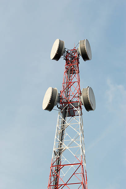Torre de telecomunicações com muitos pratos via satélite - foto de acervo