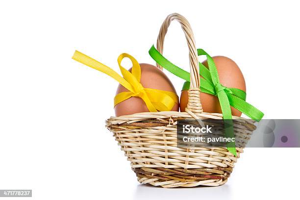 Canasta Con Huevos De Pascua Foto de stock y más banco de imágenes de Celebración - Ocasión especial - Celebración - Ocasión especial, Cesta, Cinta