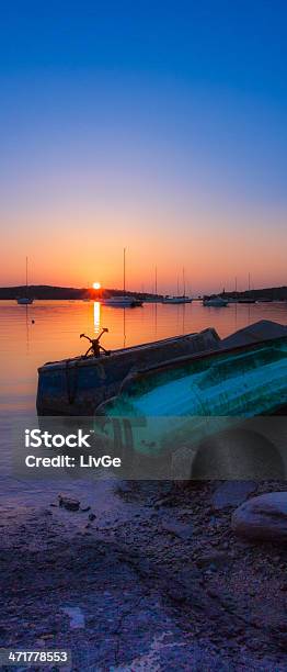 Foto de Perder Barcos Com O Pôrdosol e mais fotos de stock de Azul - Azul, Azul Turquesa, Cena de tranquilidade