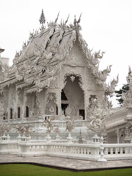tempio bianco (wat rong khun) chiudi - foggia province foto e immagini stock