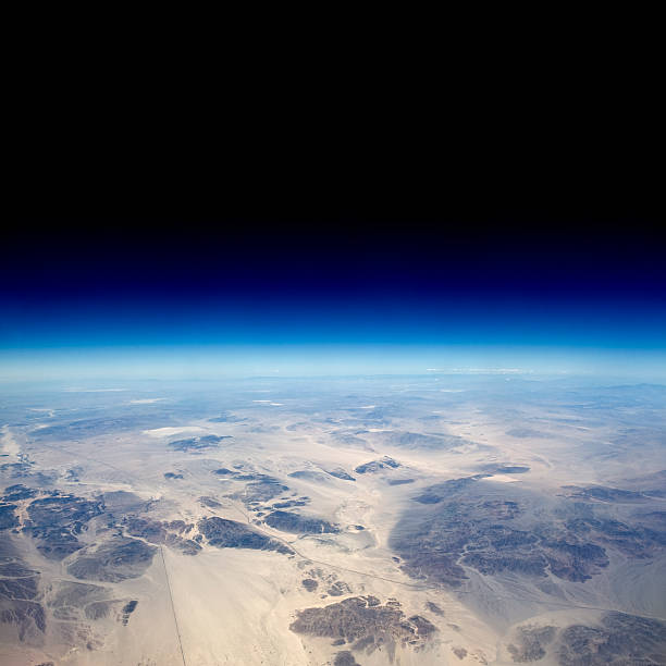 alta altitude vista da terra no espaço. - mountain range earth sky airplane imagens e fotografias de stock