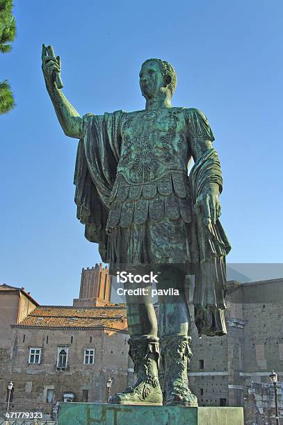 Estatua De César Trajan Foro Roma Italia Foto de stock y más banco de imágenes de Aire libre - Aire libre, Antiguo, Arquitectura