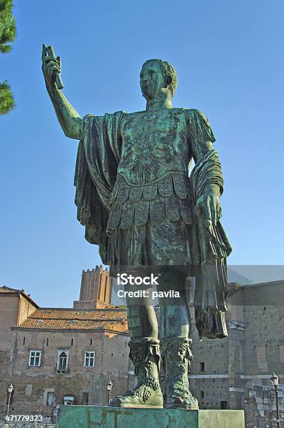 Statue Of Caesar Trajan Forum Rzym Włochy - zdjęcia stockowe i więcej obrazów Aranżować - Aranżować, Architektura, Bazylika