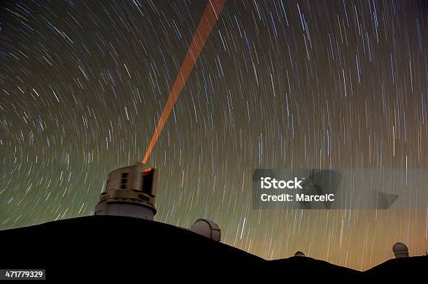 Telescope Mit Einem Roten Laserguide Stern Stockfoto und mehr Bilder von Laserlicht - Laserlicht, Astrologie, Astronomie
