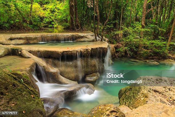 Cascadas De Erawan Nivel 5 Foto de stock y más banco de imágenes de Bosque - Bosque, Catarata, Estación - Entorno y ambiente
