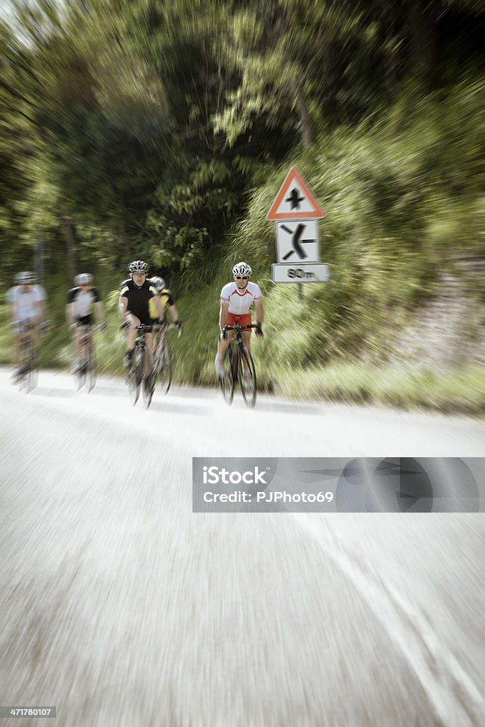 Grupo de ciclistas en la carretera - Foto de stock de Andar en bicicleta libre de derechos