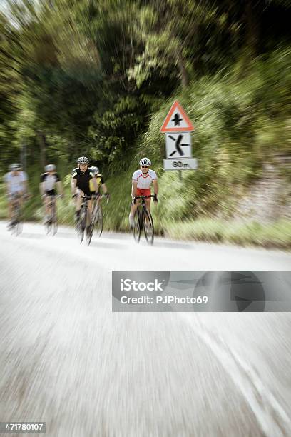 Foto de Grupo De Ciclistas Na Estrada e mais fotos de stock de Bicicleta - Bicicleta, Ciclismo, Corrida esportiva