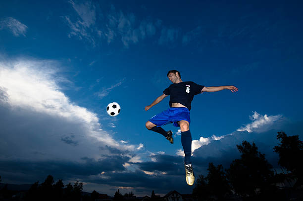 lado de voleibol inicio contra el cielo nublado oscuro - volley kick fotografías e imágenes de stock