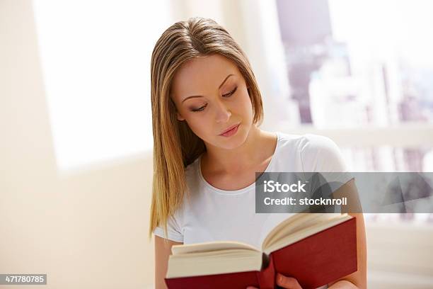 느긋함 젊은 여자 책을 읽는 18-19세에 대한 스톡 사진 및 기타 이미지 - 18-19세, 20-29세, 가정 생활