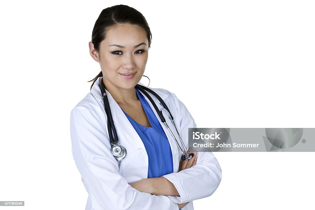 Donna asiatica indossa scrub e un camice di laboratorio - Foto stock royalty-free di 25-29 anni