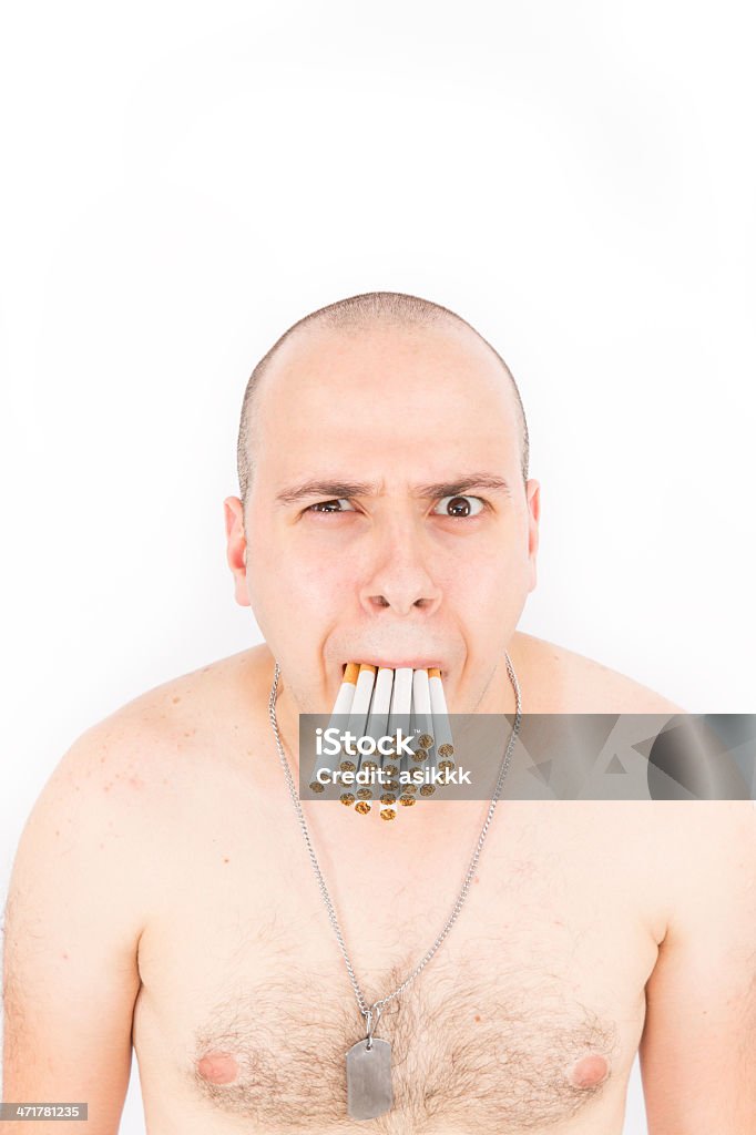 Homem com a boca cheia de muitos cigarros - Foto de stock de 30 Anos royalty-free