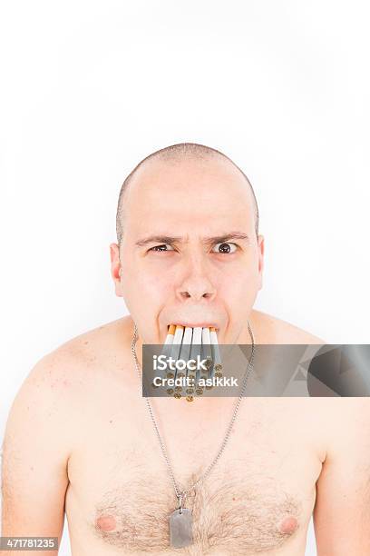 Foto de Homem Com A Boca Cheia De Muitos Cigarros e mais fotos de stock de 30 Anos - 30 Anos, Adulto, Agressão