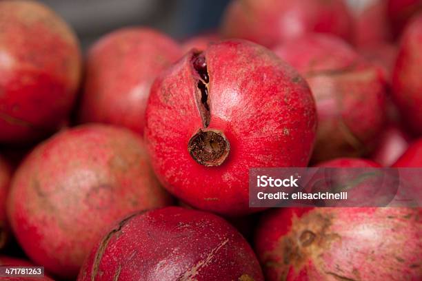 Granatäpfel Von Farmers Market Am Thanksgiving Stockfoto und mehr Bilder von Antioxidationsmittel - Antioxidationsmittel, Bauernmarkt, Feiertag