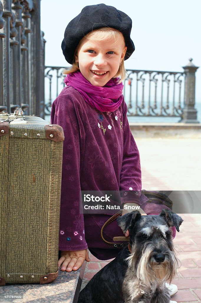 Niña con perro, maleta - Foto de stock de Abandonado libre de derechos