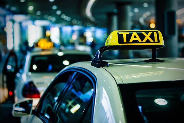 beleuchtet taxi sign - taxi germany car public transportation stock-fotos und bilder