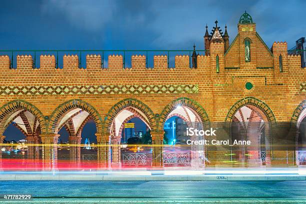 Photo libre de droit de Pont Oberbaum Avec Des Traînées De Lumière Du Soir banque d'images et plus d'images libres de droit de Berlin - Berlin, Friedrichshain, Kreuzberg