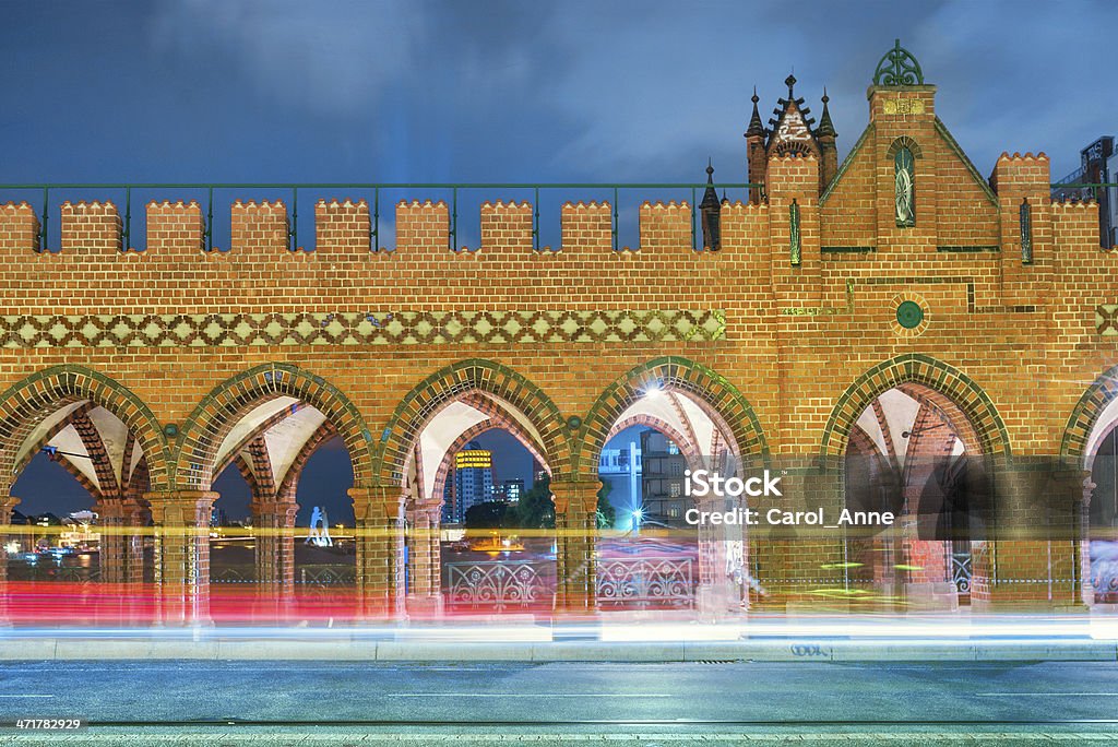 Ponte Oberbaum di notte con luce sentieri - Foto stock royalty-free di Berlino - Germania