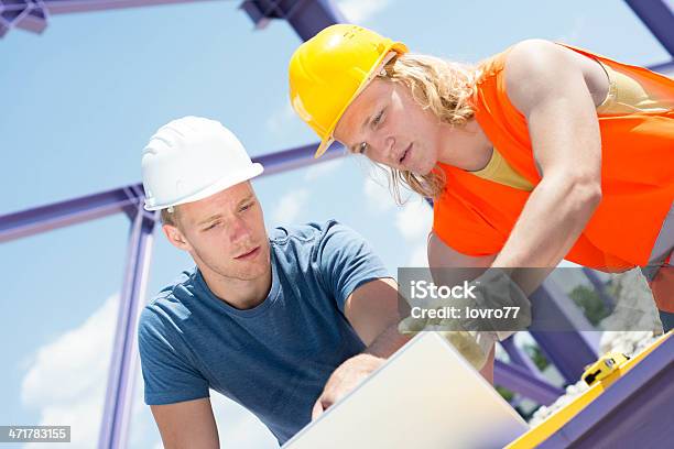 Bauarbeiter Mit Computer Stockfoto und mehr Bilder von Arbeiten - Arbeiten, Arbeiter, Arbeitssicherheit