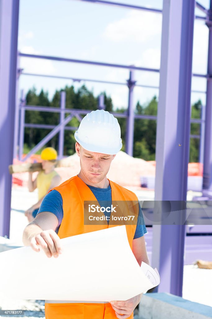 blueprint Bau Arbeiter überprüfen - Lizenzfrei Arbeiten Stock-Foto