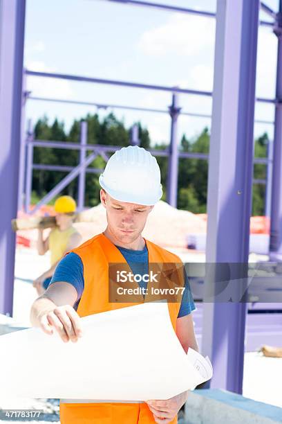 Blueprint Bau Arbeiter Überprüfen Stockfoto und mehr Bilder von Arbeiten - Arbeiten, Arbeiter, Arbeitssicherheit