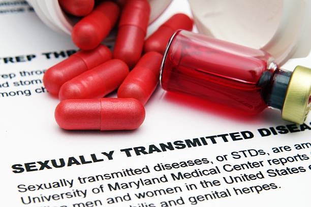 doença transmitida sexualmente - condom sex sexually transmitted disease aids imagens e fotografias de stock