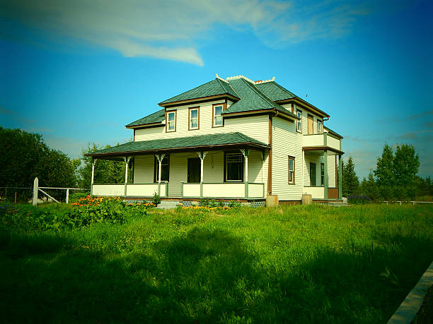 istock Old Farm House Photo 471783553