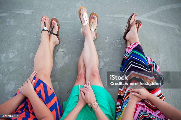 Füße Und Beine Von Drei Freunde Sitzen Am Strand Stockfoto und mehr Bilder von Drei Personen - Drei Personen, Farbbild, Farbton
