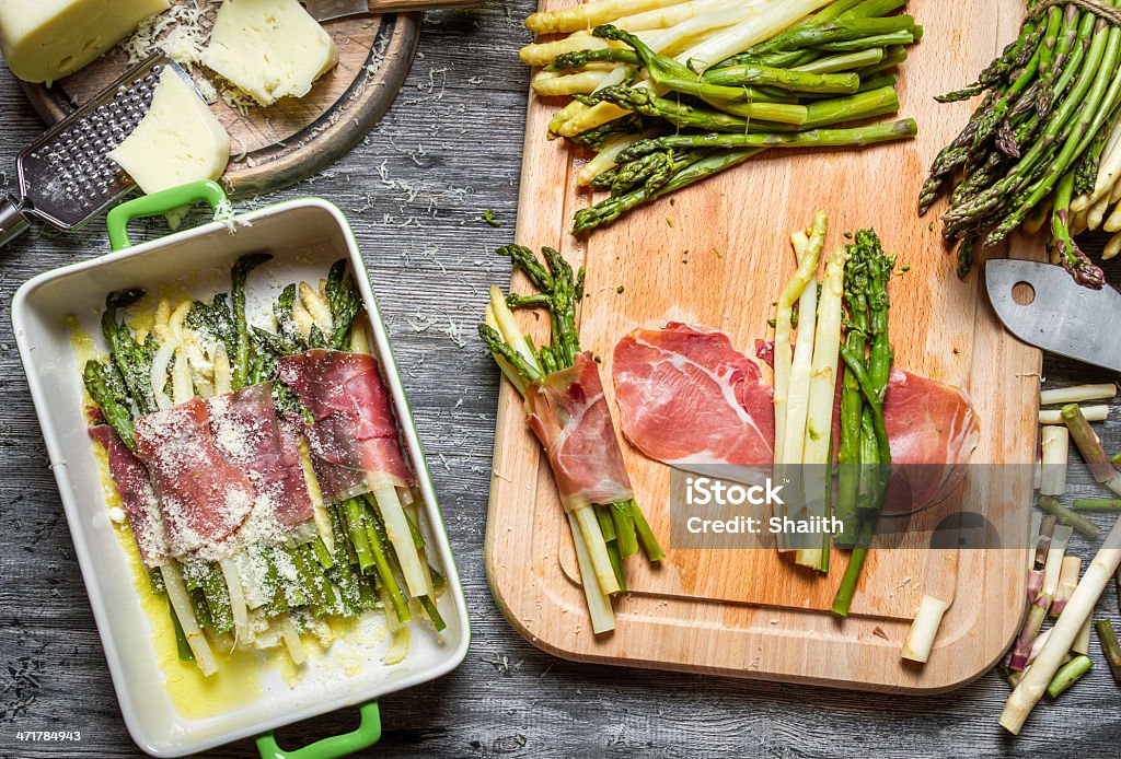 Espárragos enrollado en queso parmesano y jamón y queso - Foto de stock de Aceite de oliva libre de derechos