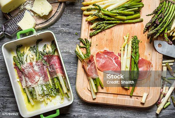 Espargos Enrolado Com Presunto De Parma Com Queijo - Fotografias de stock e mais imagens de Acompanhamento - Acompanhamento, Alimentação Saudável, Amontoar