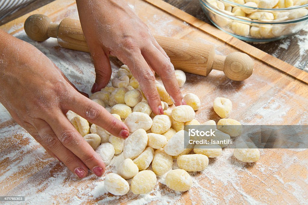 Des gnocchi de pommes de terre maison prêt pour cuisiner - Photo de Gnocchi libre de droits