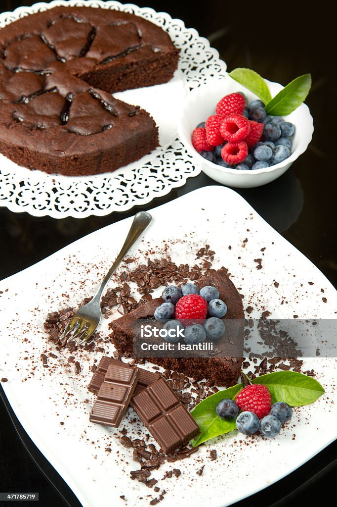 Schokoladen-Kuchen mit frischen Beeren - Lizenzfrei Backen Stock-Foto