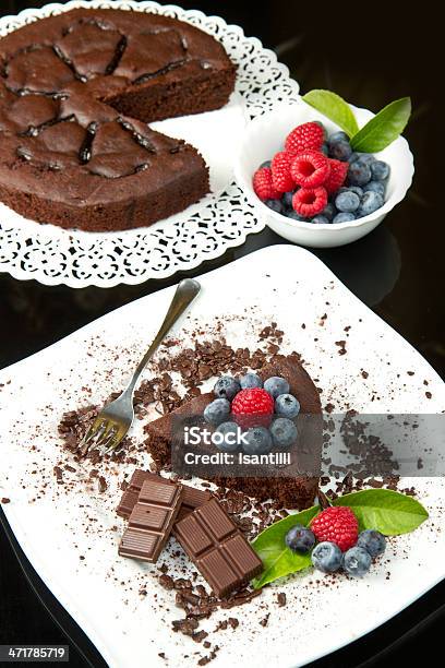 Schokoladenkuchen Mit Frischen Beeren Stockfoto und mehr Bilder von Backen - Backen, Beere - Pflanzenbestandteile, Braun