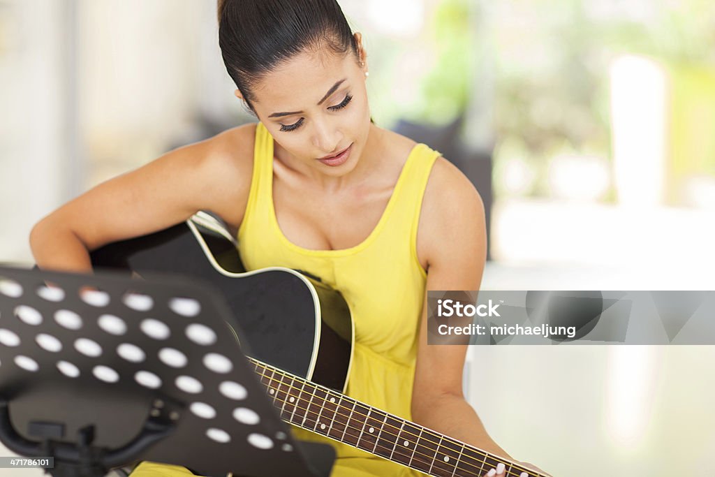 Bela mulher tocando guitarra - Foto de stock de Violão royalty-free