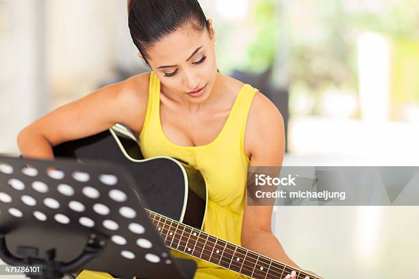 Foto de Bela Mulher Tocando Guitarra e mais fotos de stock de Violão - Violão, Amarelo, Brincar