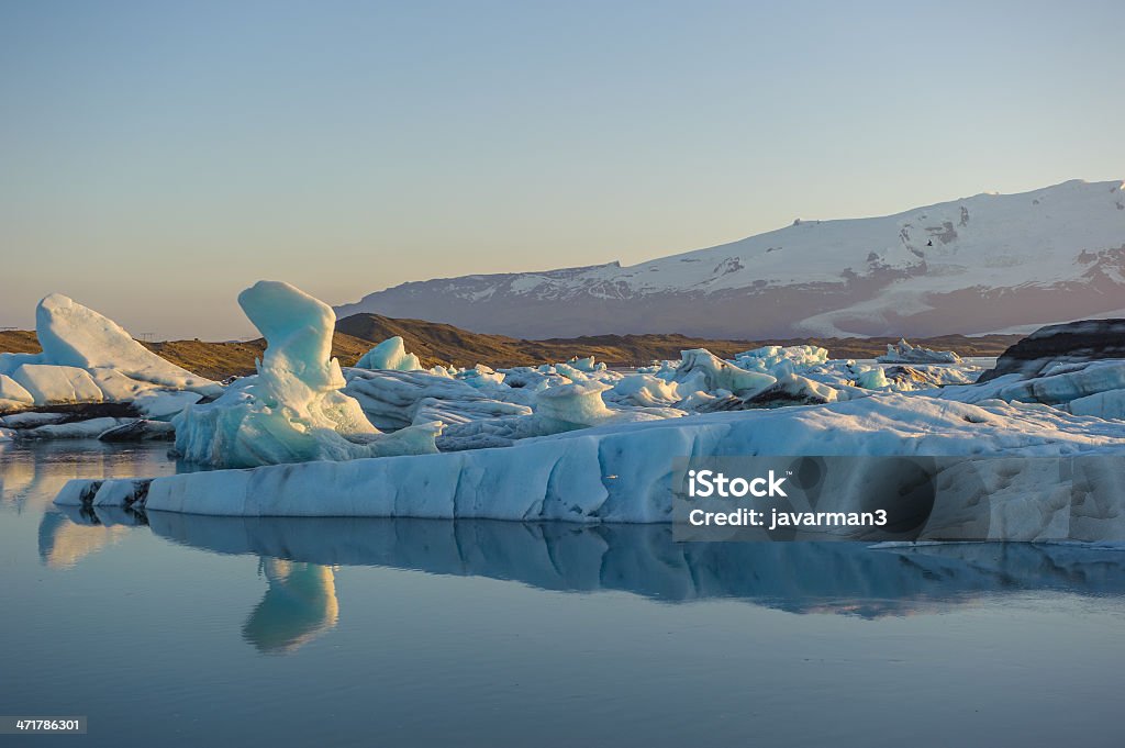 Flutuando icebergs de Jokulsarlon Geleira Lagoon, Islândia - Foto de stock de Azul royalty-free