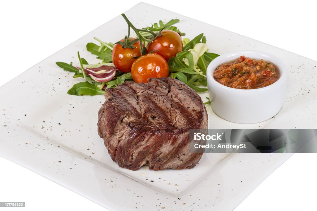 Bistecca di manzo alla griglia, isolato su sfondo bianco - Foto stock royalty-free di Abbrustolito