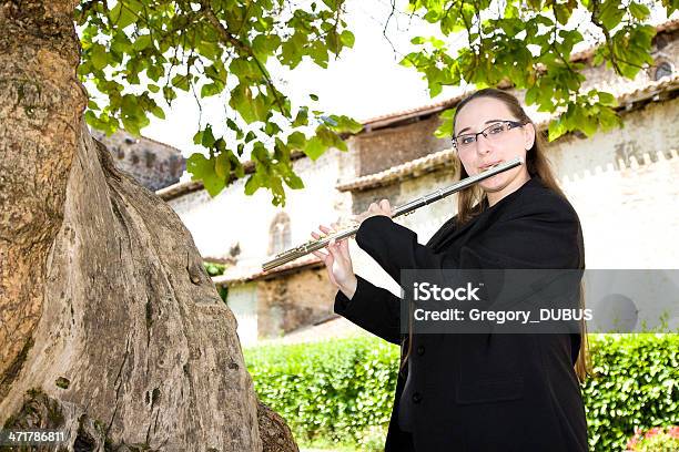 Músico A Tocar Flauta Na Natureza - Fotografias de stock e mais imagens de 20-29 Anos - 20-29 Anos, 30-39 Anos, Adulto