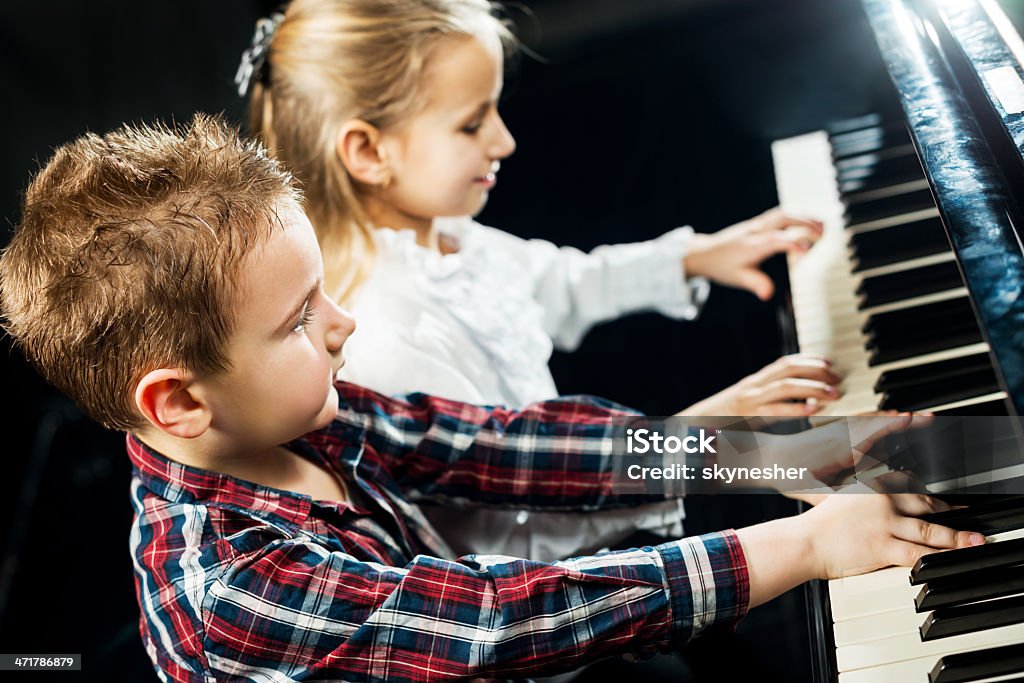 Kinder spielt Klavier. - Lizenzfrei Kind Stock-Foto