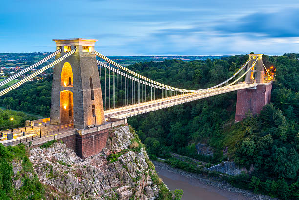 ponte suspensa de clifton, o rio avon, bristol, inglaterra - bristol england bridge clifton suspension bridge suspension bridge - fotografias e filmes do acervo